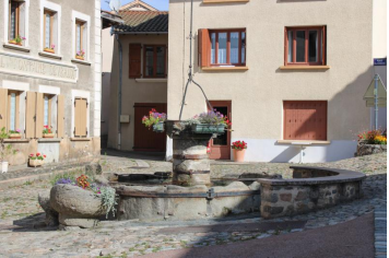 Fontaine et abreuvoirs du XIème siècle Commune de St Just en chevalet